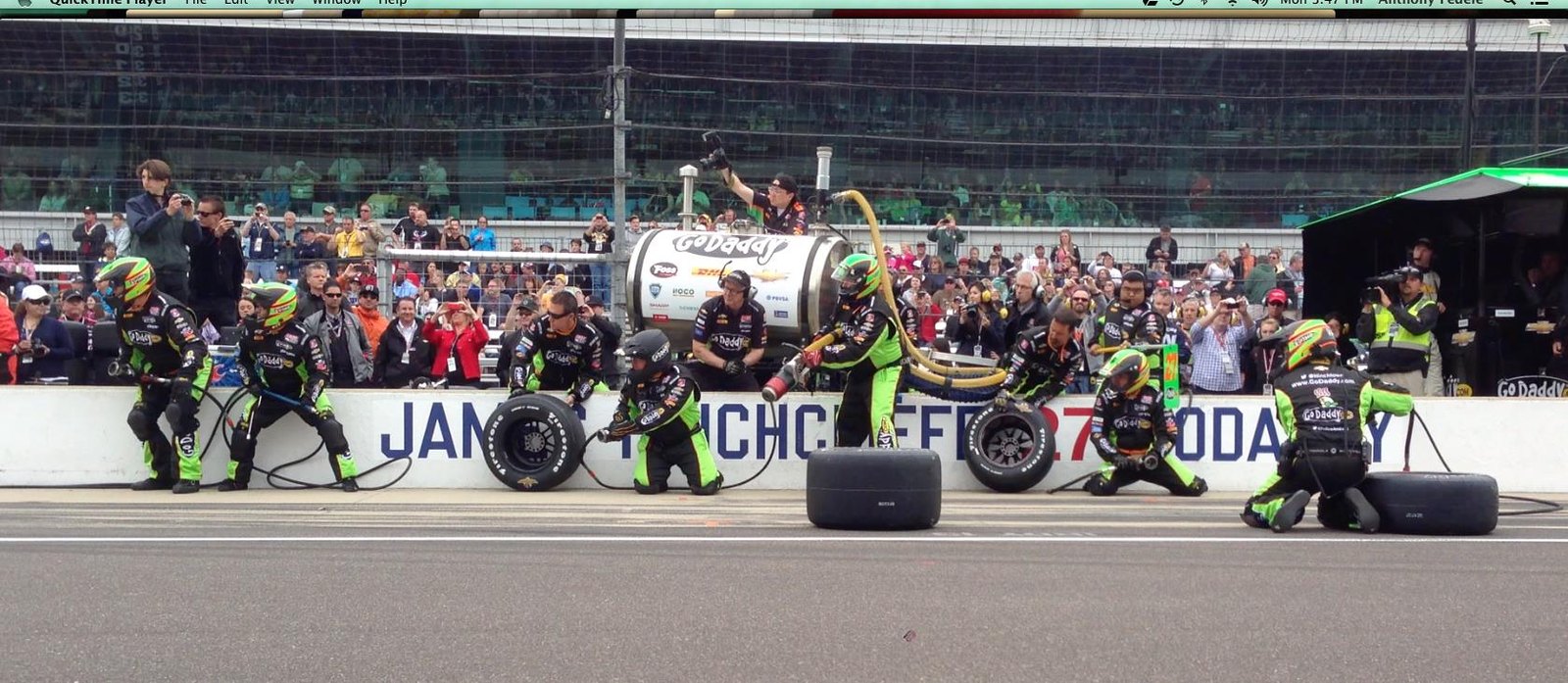 Pit crew servicing an IndyCar during a race